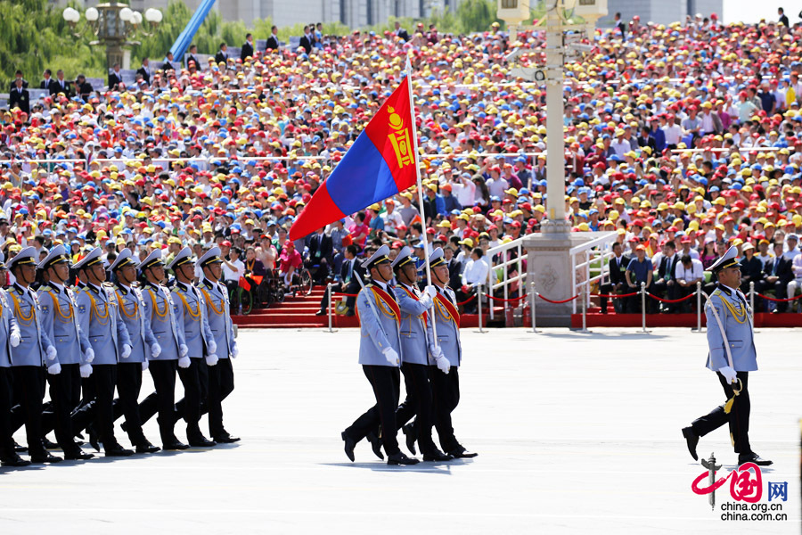  9月3日，中國(guó)人民抗日戰(zhàn)爭(zhēng)暨世界反法西斯戰(zhàn)爭(zhēng)勝利70周年紀(jì)念大會(huì)在北京隆重舉行，有11個(gè)國(guó)家派方隊(duì)、6個(gè)國(guó)家派代表隊(duì)來(lái)華參加閱兵。圖為蒙古國(guó)武裝力量方隊(duì)通過(guò)天安門(mén)廣場(chǎng)。中國(guó)網(wǎng)記者 楊佳攝 
