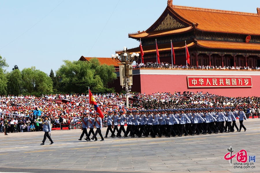 9月3日，中國人民抗日戰(zhàn)爭暨世界反法西斯戰(zhàn)爭勝利70周年紀念大會在北京隆重舉行，有11個國家派方隊、6個國家派代表隊來華參加閱兵。圖為蒙古國武裝力量方隊通過天安門廣場。中國網(wǎng)記者 董寧攝