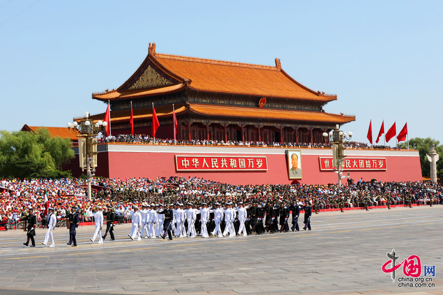  9月3日，中國(guó)人民抗日戰(zhàn)爭(zhēng)暨世界反法西斯戰(zhàn)爭(zhēng)勝利70周年紀(jì)念大會(huì)在北京隆重舉行，有11個(gè)國(guó)家派方隊(duì)、6個(gè)國(guó)家派代表隊(duì)來(lái)華參加閱兵。圖為墨西哥武裝力量方隊(duì)通過(guò)天安門(mén)廣場(chǎng)。中國(guó)網(wǎng)記者 董寧攝