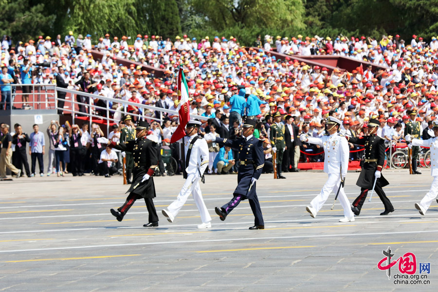 9月3日，中國人民抗日戰(zhàn)爭暨世界反法西斯戰(zhàn)爭勝利70周年紀(jì)念大會在北京隆重舉行，有11個國家派方隊、6個國家派代表隊來華參加閱兵。圖為墨西哥武裝力量方隊通過天安門廣場。中國網(wǎng)記者 董寧攝