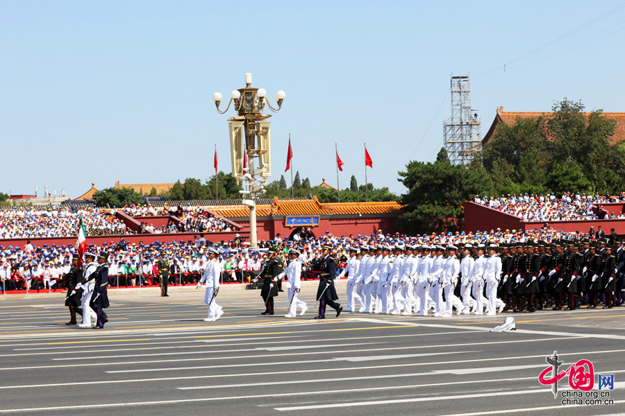 9月3日，中國人民抗日戰(zhàn)爭暨世界反法西斯戰(zhàn)爭勝利70周年紀(jì)念大會在北京隆重舉行，有11個國家派方隊、6個國家派代表隊來華參加閱兵。圖為墨西哥武裝力量方隊通過天安門廣場。中國網(wǎng)記者 董寧攝