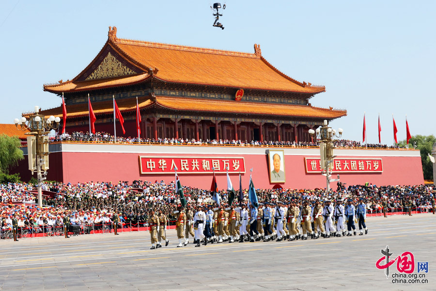 9月3日，中國人民抗日戰(zhàn)爭暨世界反法西斯戰(zhàn)爭勝利70周年紀念大會在北京隆重舉行，有11個國家派方隊、6個國家派代表隊來華參加閱兵。圖為巴基斯坦武裝力量方隊通過天安門廣場。中國網(wǎng)記者 董寧攝 