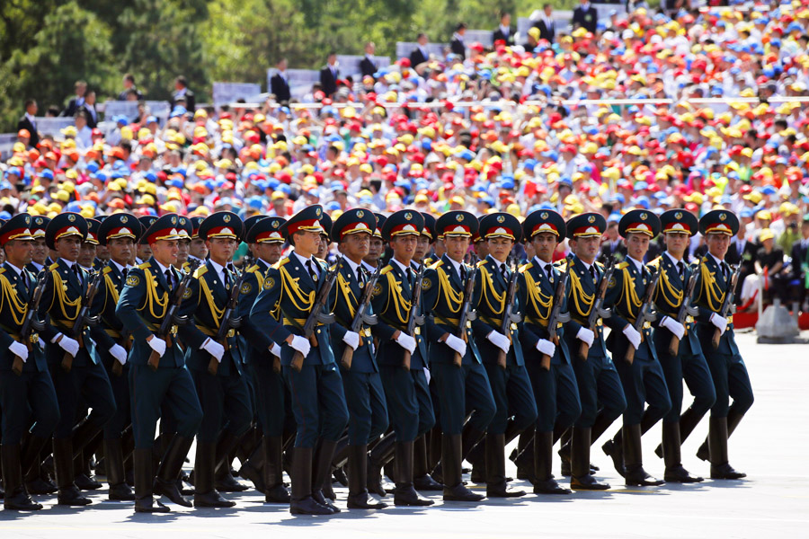  9月3日，中國人民抗日戰(zhàn)爭暨世界反法西斯戰(zhàn)爭勝利70周年紀念大會在北京隆重舉行，有11個國家派方隊、6個國家派代表隊來華參加閱兵。圖為塔吉克斯坦武裝力量方隊通過天安門廣場。中國網(wǎng)記者 楊佳攝