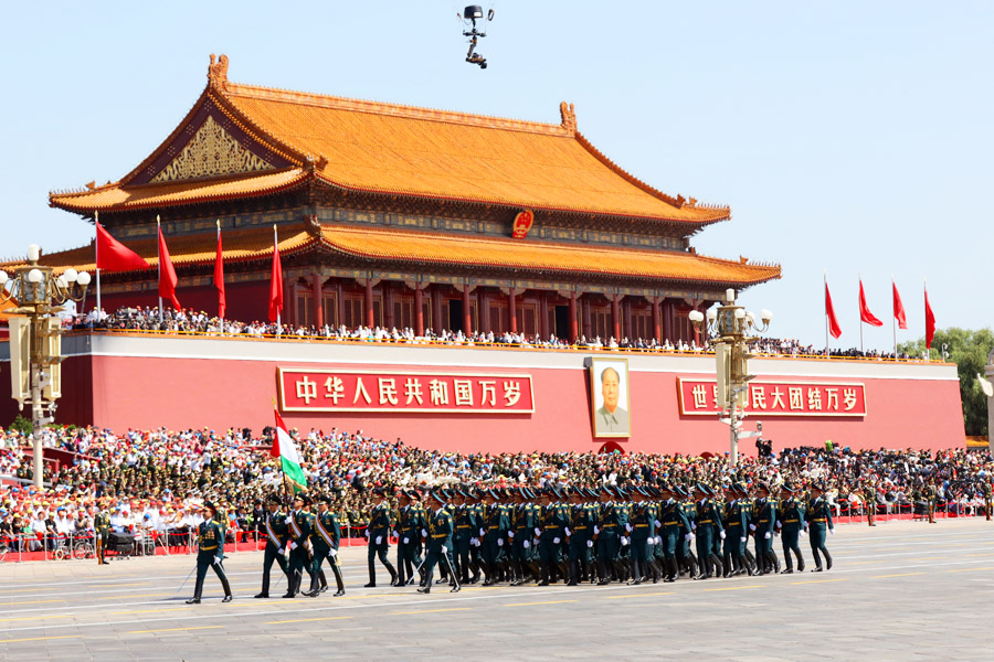  9月3日，中國人民抗日戰(zhàn)爭暨世界反法西斯戰(zhàn)爭勝利70周年紀(jì)念大會在北京隆重舉行，有11個國家派方隊、6個國家派代表隊來華參加閱兵。圖為塔吉克斯坦武裝力量方隊通過天安門廣場。中國網(wǎng)記者 董寧攝