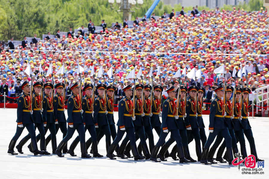  9月3日，中國人民抗日戰(zhàn)爭暨世界反法西斯戰(zhàn)爭勝利70周年紀念大會在北京隆重舉行，有11個國家派方隊、6個國家派代表隊來華參加閱兵。圖為俄羅斯聯(lián)邦武裝力量方隊通過天安門廣場。中國網(wǎng)記者 楊佳攝
