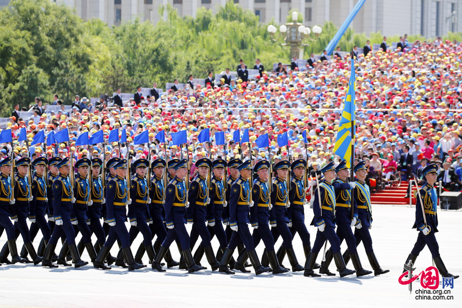 9月3日，中國人民抗日戰(zhàn)爭暨世界反法西斯戰(zhàn)爭勝利70周年紀念大會在北京隆重舉行，有11個國家派方隊、6個國家派代表隊來華參加閱兵。圖為俄羅斯聯邦武裝力量方隊通過天安門廣場