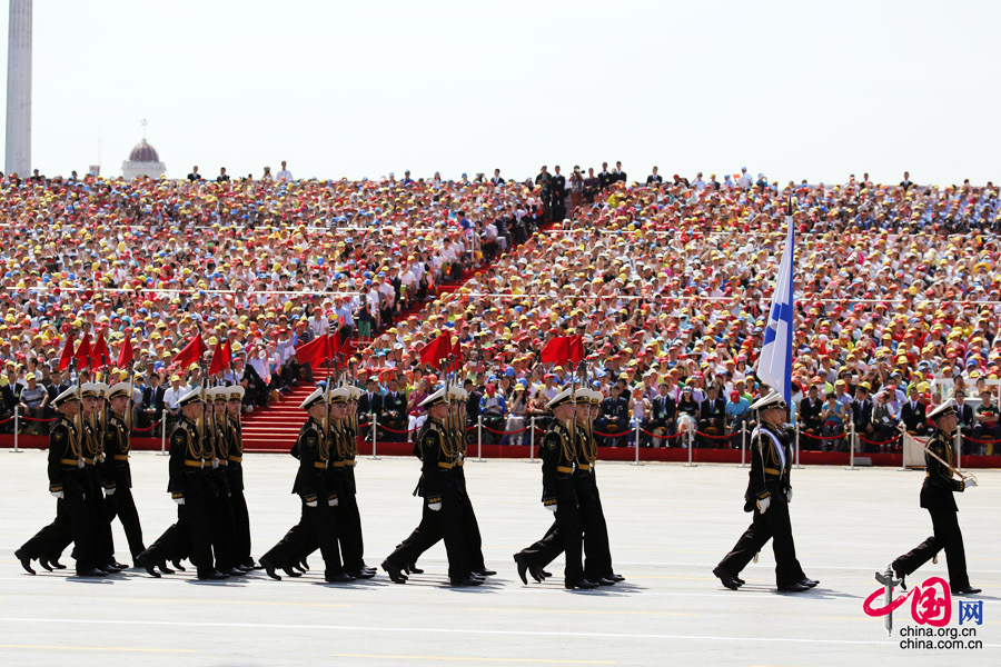 9月3日，中國(guó)人民抗日戰(zhàn)爭(zhēng)暨世界反法西斯戰(zhàn)爭(zhēng)勝利70周年紀(jì)念大會(huì)在北京隆重舉行，有11個(gè)國(guó)家派方隊(duì)、6個(gè)國(guó)家派代表隊(duì)來(lái)華參加閱兵。圖為俄羅斯聯(lián)邦武裝力量方隊(duì)通過(guò)天安門(mén)廣場(chǎng)